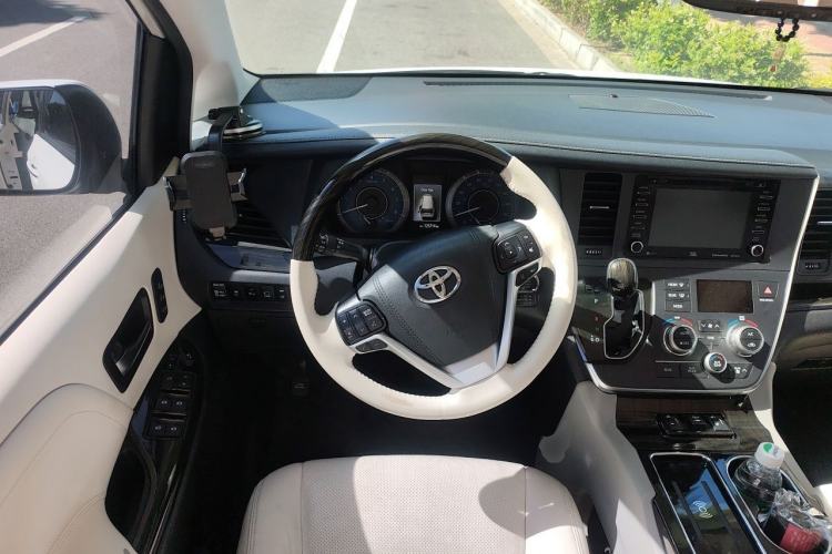 Used Toyota SIENNA 2018 3.5L Four-Wheel Drive SE Version 7 Seats U.S. Specification Steering Wheel