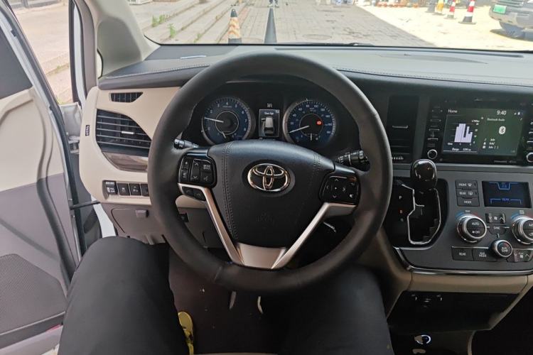 Used Toyota SIENNA 2018 3.5L Two-Wheel Drive XLE 7-Seater U.S. Specification Steering Wheel
