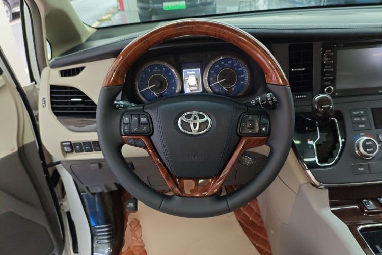 Used Toyota SIENNA 2018 3.5L Two-Wheel Drive XLE 7-Seater U.S. Specification Steering Wheel