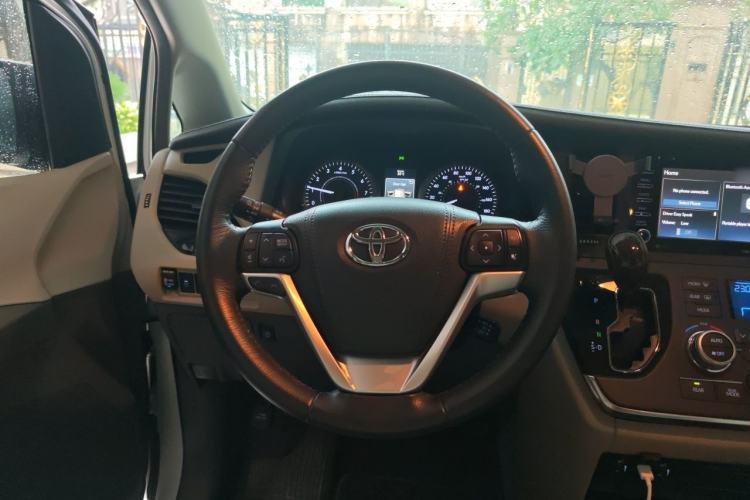 Used Toyota SIENNA 2018 3.5L Two-Wheel Drive SE U.S. Specification Steering Wheel