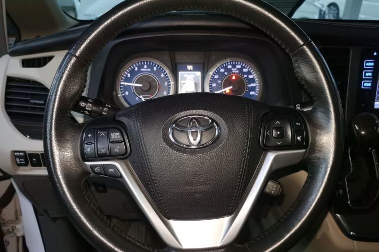 Used Toyota SIENNA 2018 3.5L Two-Wheel Drive SE U.S. Specification Steering Wheel