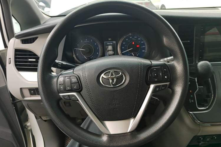 Used Toyota SIENNA 2018 3.5L Four-Wheel Drive LE Trim 7 Seats U.S. Specification Steering Wheel