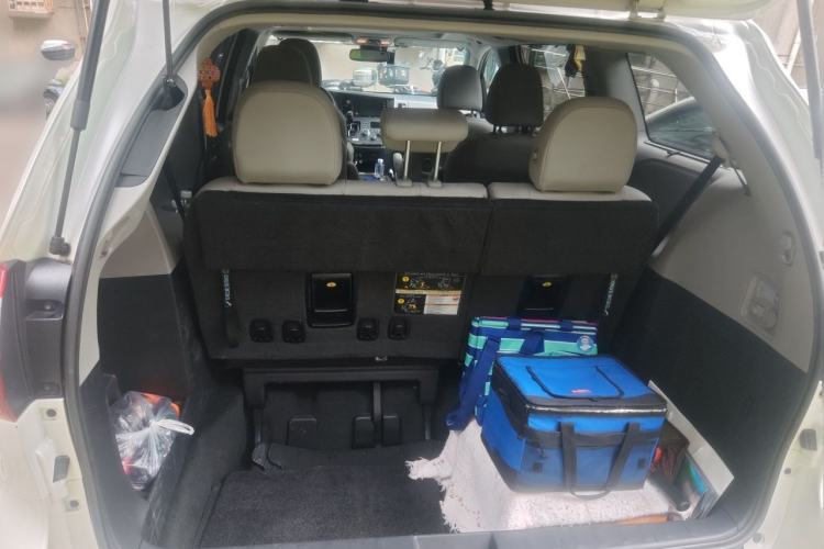 Used Toyota SIENNA 2018 3.5L Four-Wheel Drive LE Trim 7 Seats U.S. Specification Trunk
