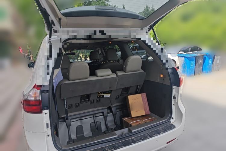Used Toyota SIENNA 2018 3.5L Two-Wheel Drive XLE 7-Seater U.S. Specification Trunk