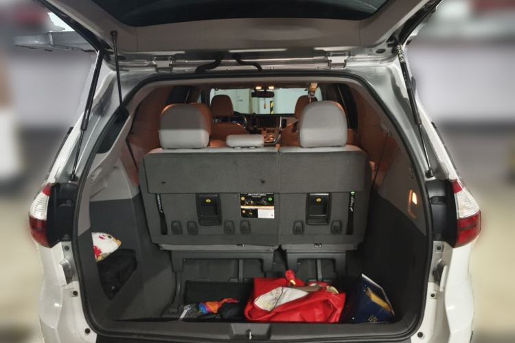 Used Toyota SIENNA  Trunk