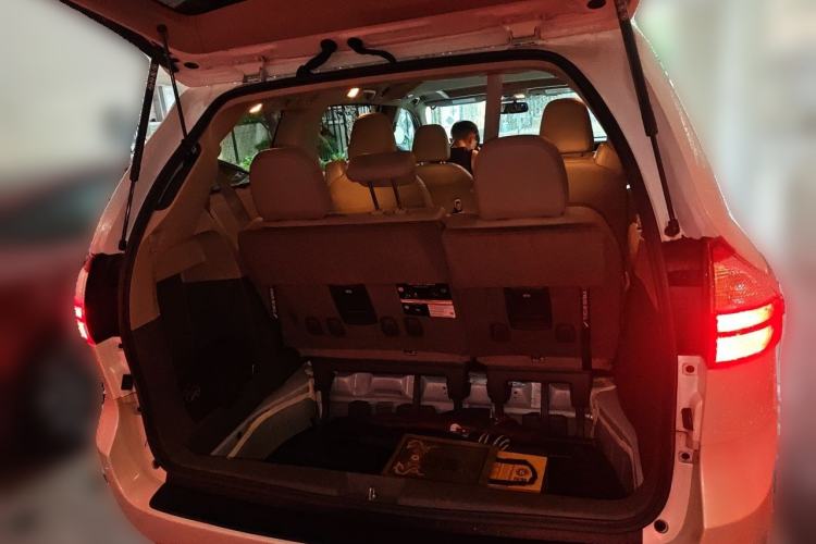 Used Toyota SIENNA 2018 3.5L Two-Wheel Drive SE U.S. Specification Trunk