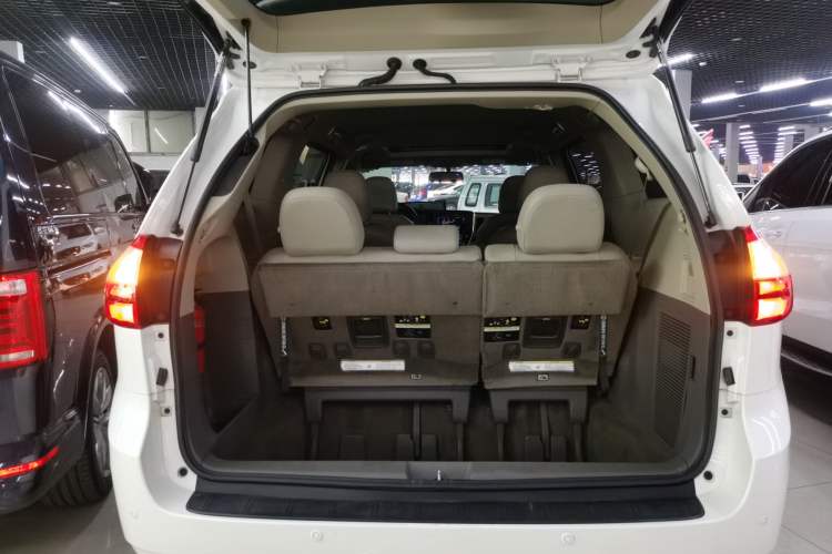 Used Toyota SIENNA 2018 3.5L Two-Wheel Drive SE U.S. Specification Trunk