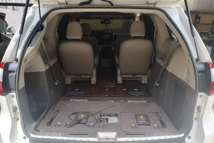 Used Toyota SIENNA 2018 3.5L Four-Wheel Drive LE Trim 7 Seats U.S. Specification Trunk