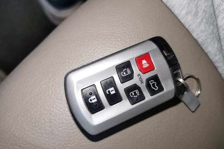 Used Toyota SIENNA 2018 3.5L Two-Wheel Drive SE U.S. Specification Vehicle Key