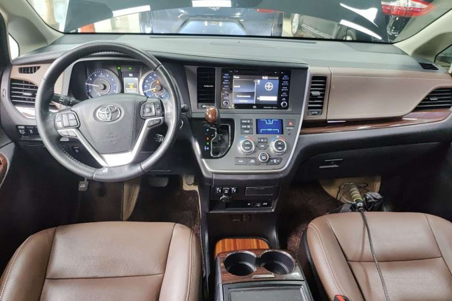 Used Toyota SIENNA 2019 3.5L Four-Wheel Drive XLE 7 Seats U.S. Specification Center Console