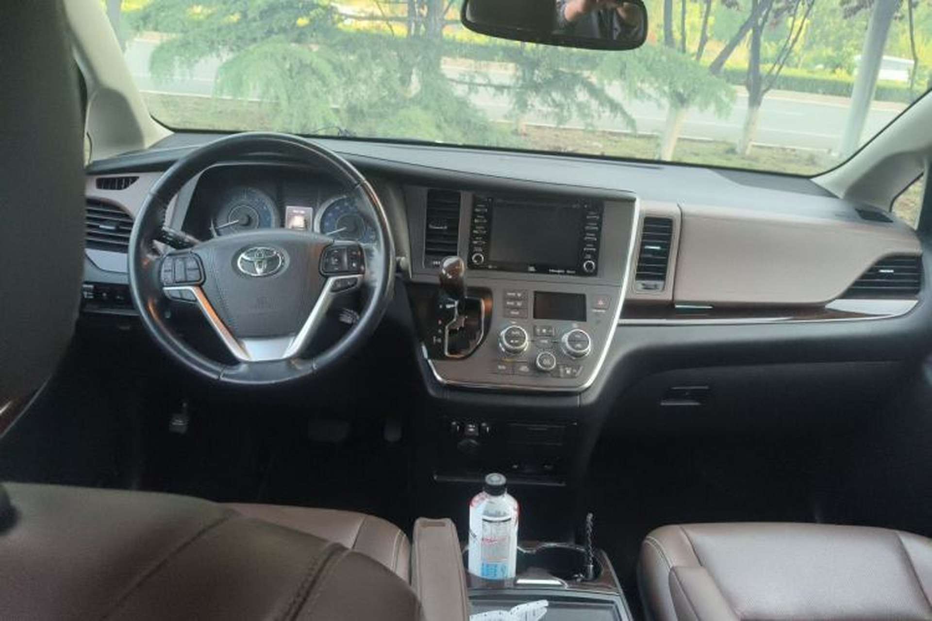 Used Toyota SIENNA 2019 3.5L Four-Wheel Drive Limited 7-Seater Canadian Version Center Console