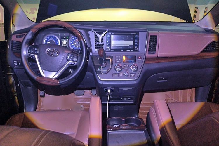 Used Toyota SIENNA 2019 3.5L Four-Wheel Drive XLE 7 Seats U.S. Specification Center Console