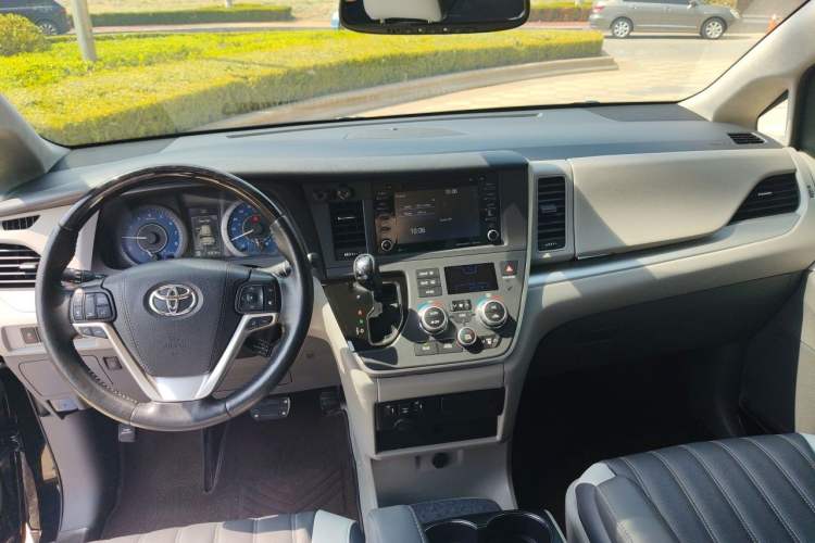 Used Toyota SIENNA 2019 3.5L Four-Wheel Drive XLE 7 Seats U.S. Specification Center Console