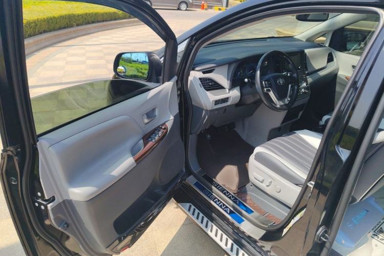Used Toyota SIENNA 2019 3.5L Four-Wheel Drive XLE 7 Seats U.S. Specification Driver Seat