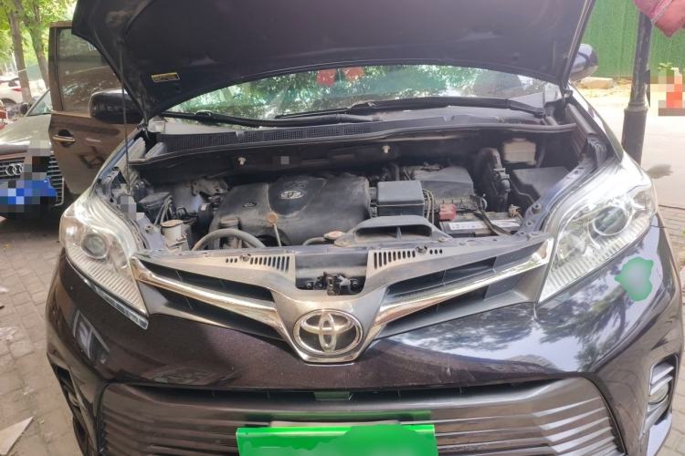 Used Toyota SIENNA  Engine Bay