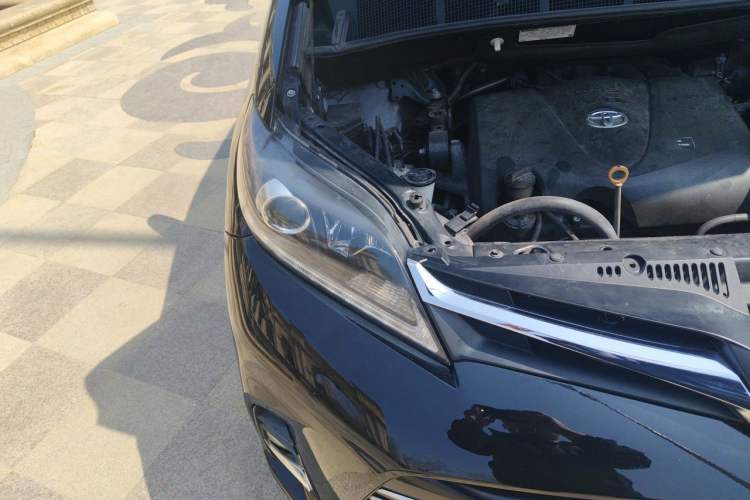 Used Toyota SIENNA 2019 3.5L Four-Wheel Drive XLE 7 Seats U.S. Specification Engine Bay Right