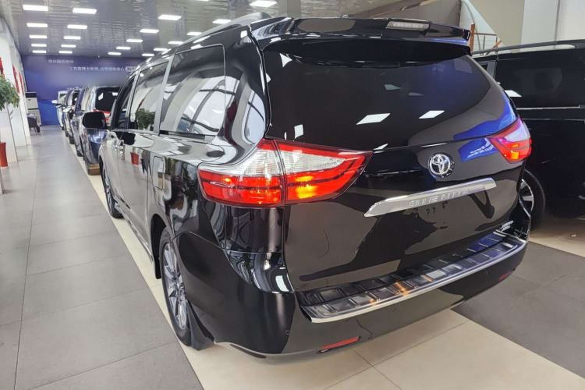 Used Toyota SIENNA 2019 3.5L Four-Wheel Drive XLE 7 Seats U.S. Specification Exterior 2