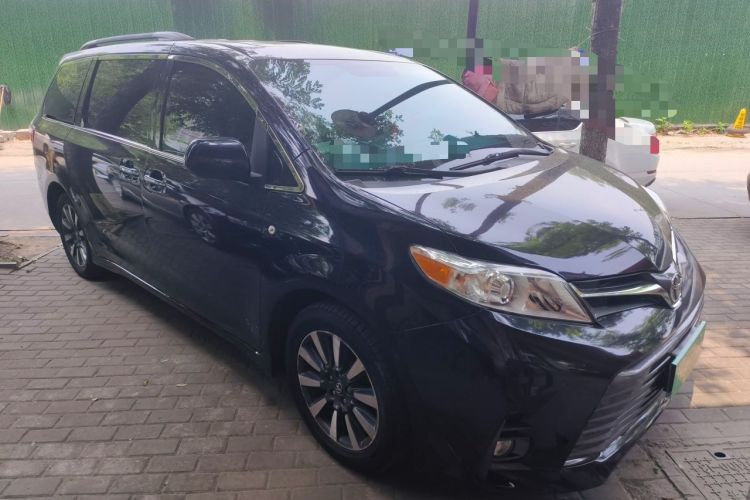 Used Toyota SIENNA  Front Right 45 Deg