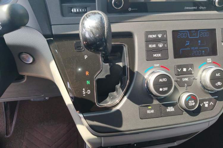 Used Toyota SIENNA 2019 3.5L Four-Wheel Drive XLE 7 Seats U.S. Specification Gear Lever