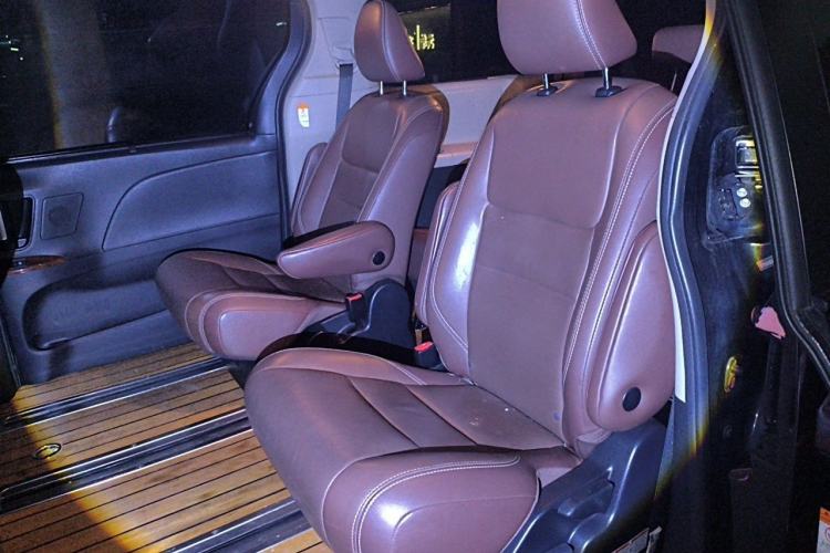 Used Toyota SIENNA 2019 3.5L Four-Wheel Drive XLE 7 Seats U.S. Specification Left Rear Seat