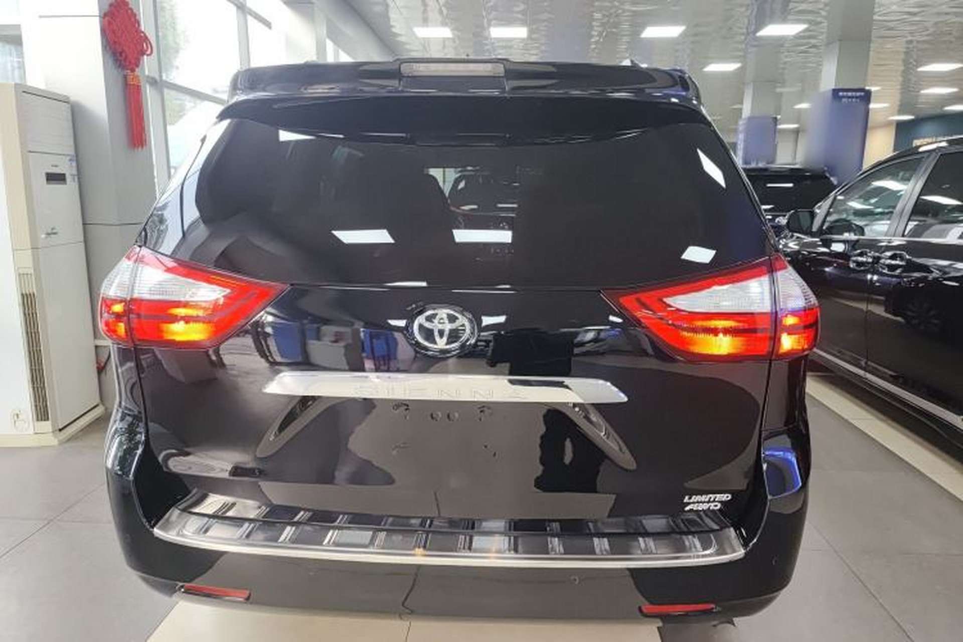 Used Toyota SIENNA 2019 3.5L Four-Wheel Drive XLE 7 Seats U.S. Specification Rear