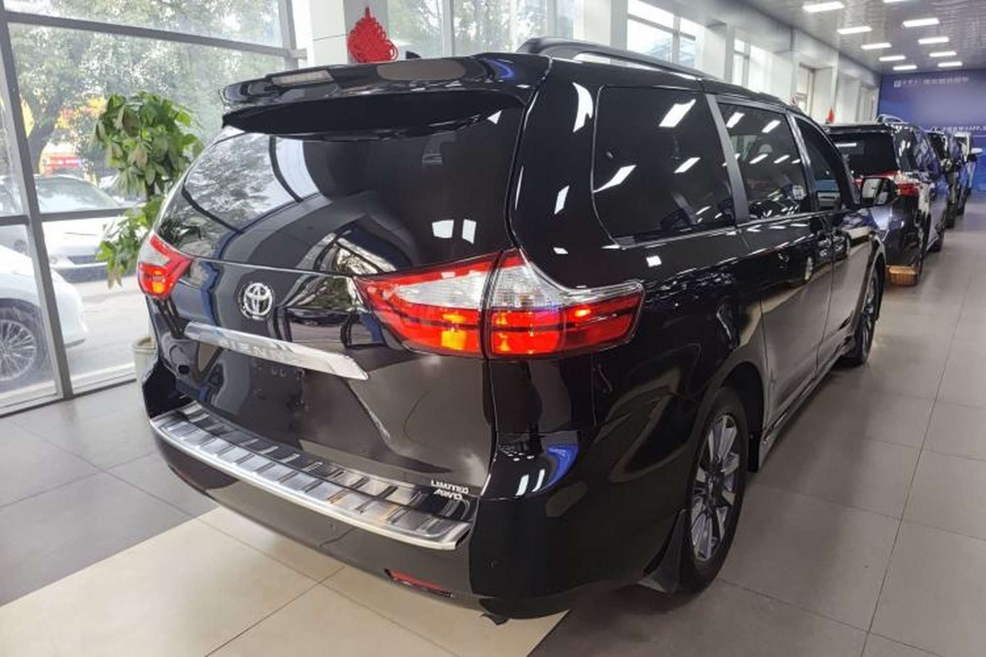 Used Toyota SIENNA 2019 3.5L Four-Wheel Drive XLE 7 Seats U.S. Specification Rear Right 45 Deg