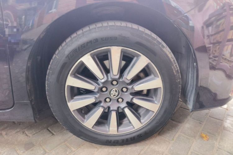 Used Toyota SIENNA  Right Front Wheel Hub