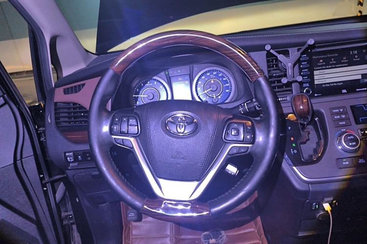 Used Toyota SIENNA 2019 3.5L Four-Wheel Drive XLE 7 Seats U.S. Specification Steering Wheel