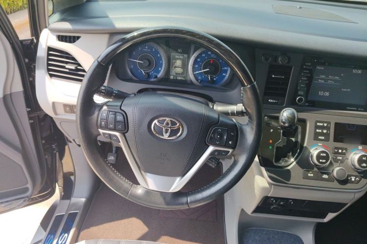 Used Toyota SIENNA 2019 3.5L Four-Wheel Drive XLE 7 Seats U.S. Specification Steering Wheel