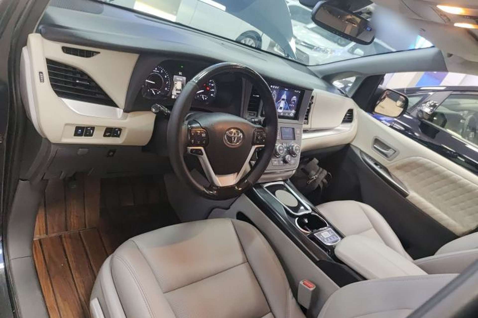Used Toyota SIENNA 2019 3.5L Two-Wheel Drive LE Trim 7 Seats U.S. Specification Center Console