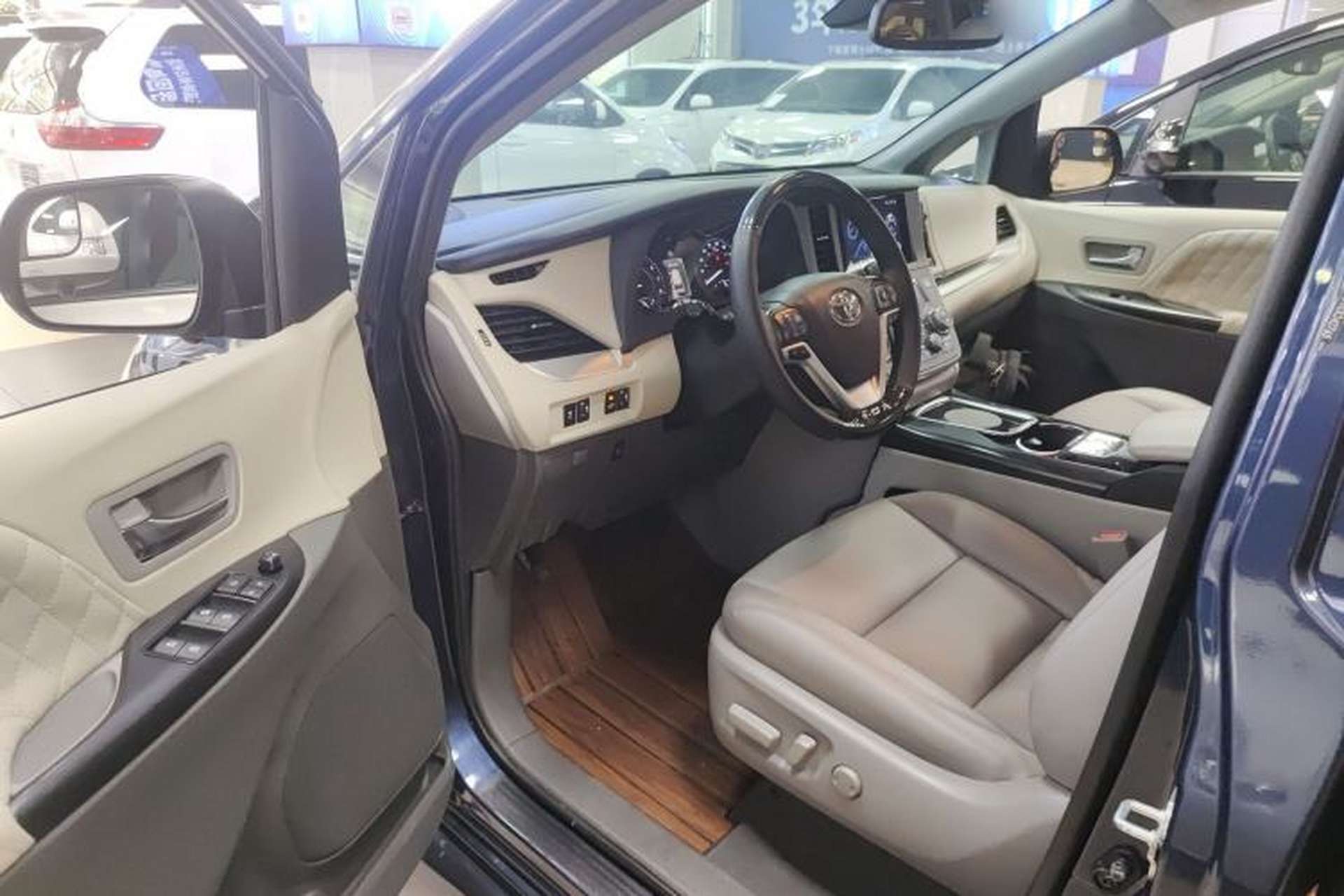 Used Toyota SIENNA 2019 3.5L Two-Wheel Drive LE Trim 7 Seats U.S. Specification Driver Seat