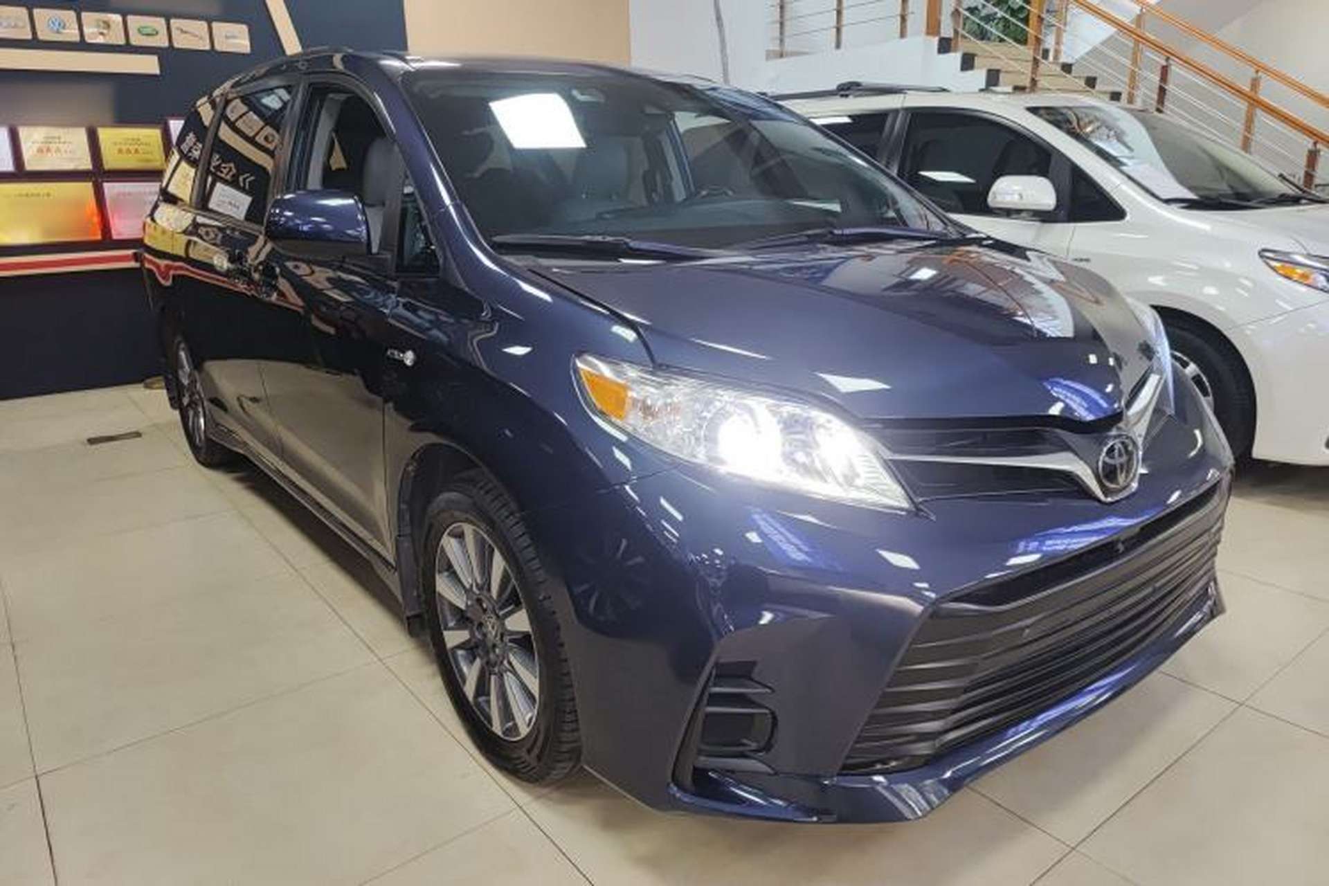 Used Toyota SIENNA 2019 3.5L Two-Wheel Drive LE Trim 7 Seats U.S. Specification Exterior 1