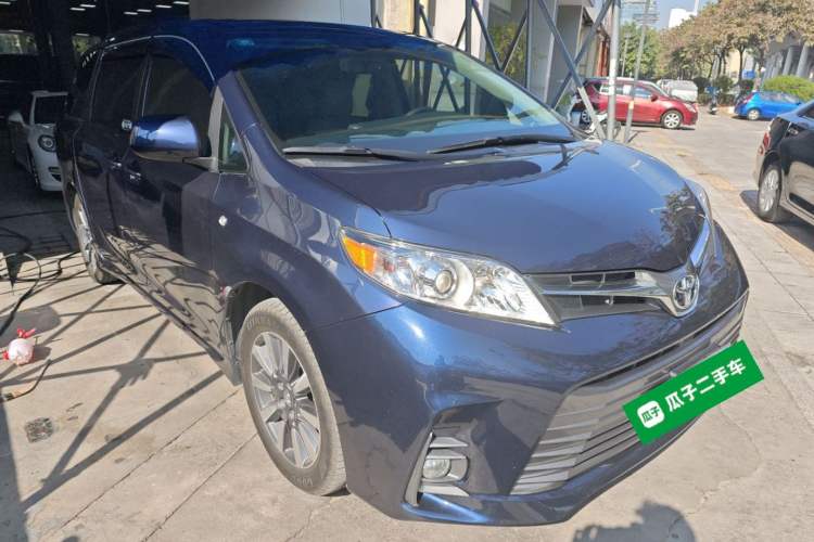 Used Toyota SIENNA 2019 3.5L Two-Wheel Drive XLE 7 Seats U.S. Specification Exterior 2