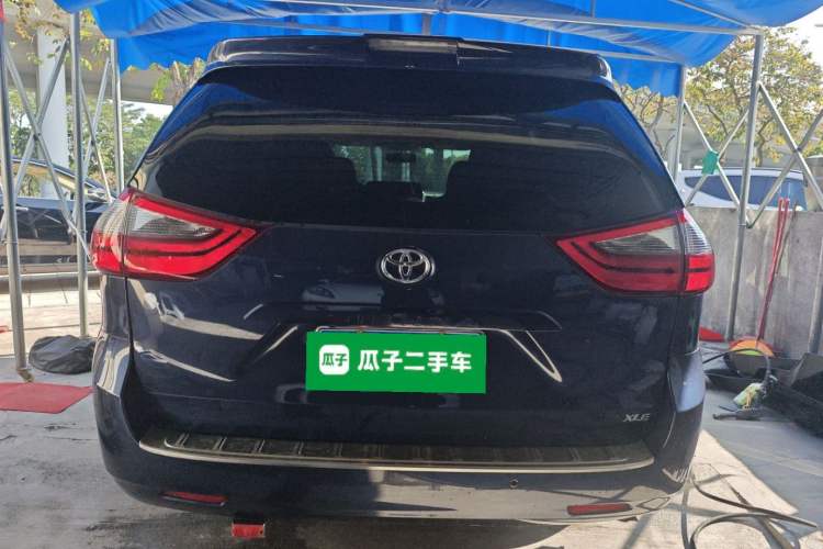 Used Toyota SIENNA 2019 3.5L Two-Wheel Drive XLE 7 Seats U.S. Specification Exterior 4
