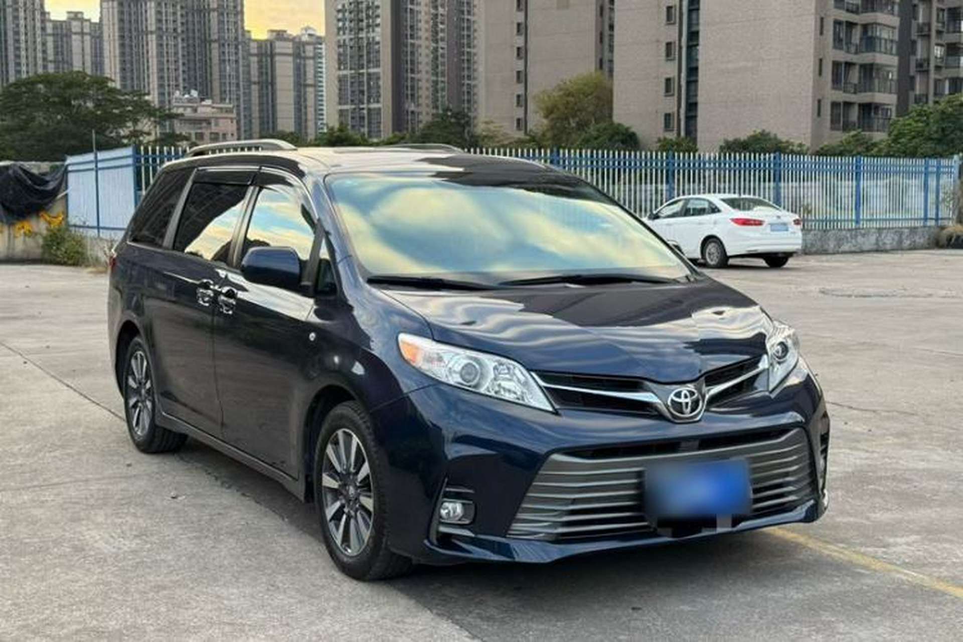 Used Toyota SIENNA 2019 3.5L Two-Wheel Drive XLE 7 Seats U.S. Specification Exterior 8