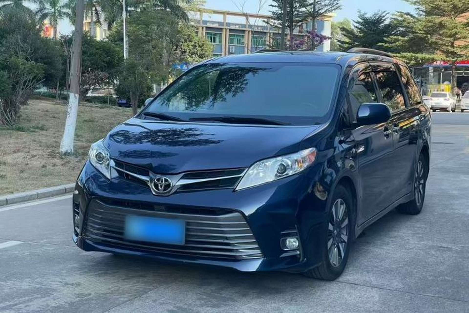 Used Toyota SIENNA 2019 3.5L Two-Wheel Drive XLE 7 Seats U.S. Specification Front Left 45 Deg