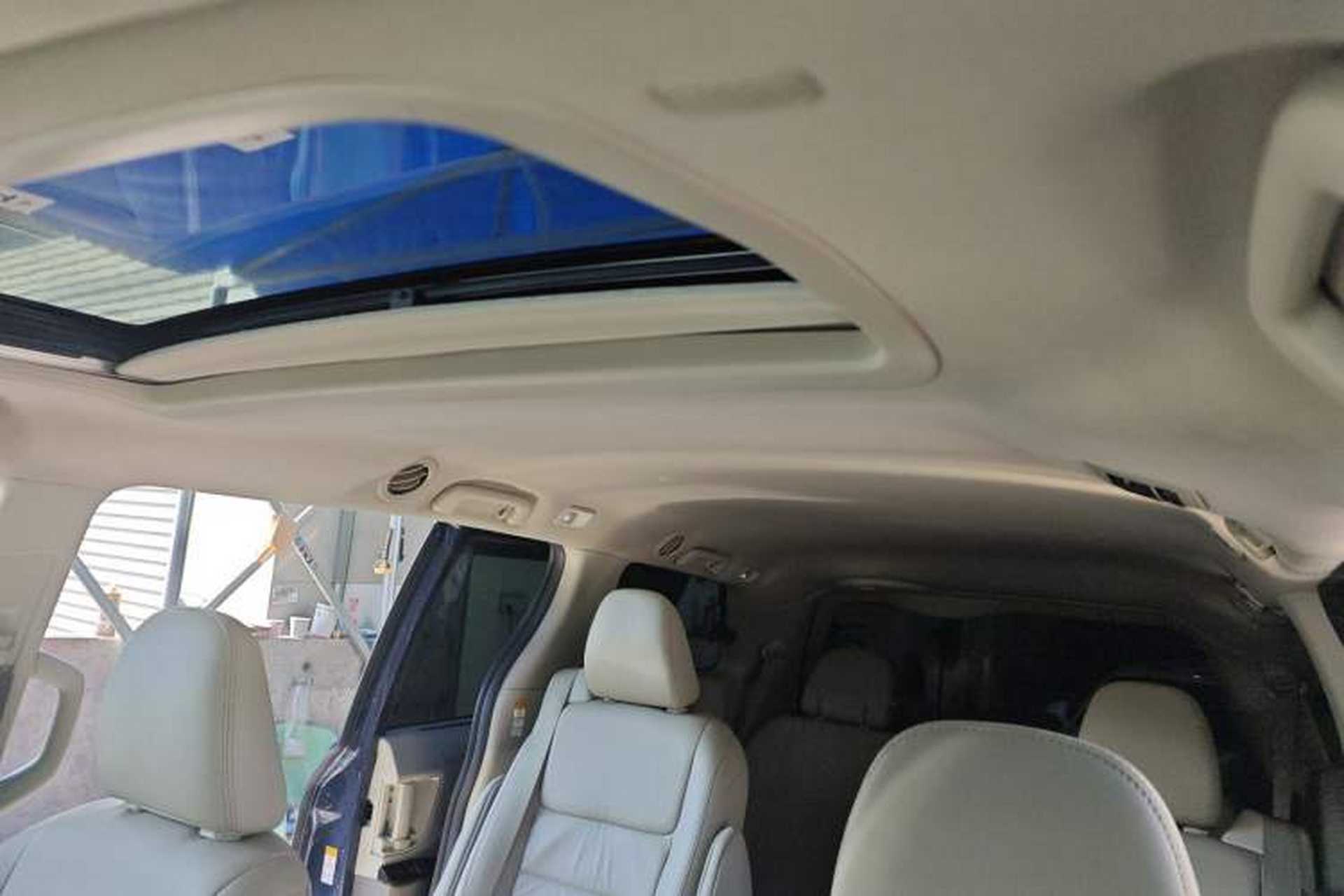 Used Toyota SIENNA 2019 3.5L Two-Wheel Drive XLE 7 Seats U.S. Specification Headliner