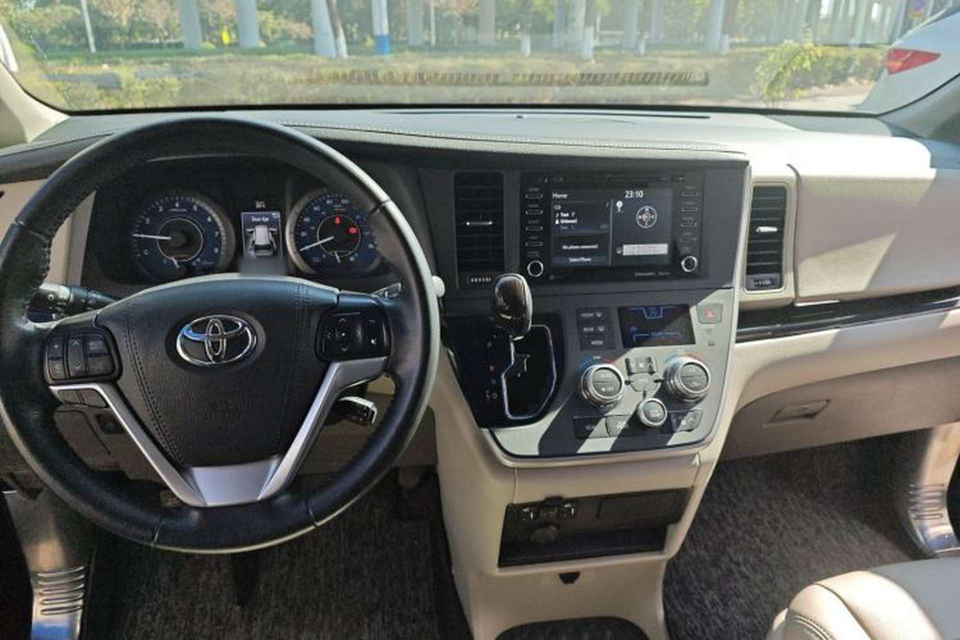 Used Toyota SIENNA 2019 3.5L Two-Wheel Drive XLE 7 Seats U.S. Specification Interior 2