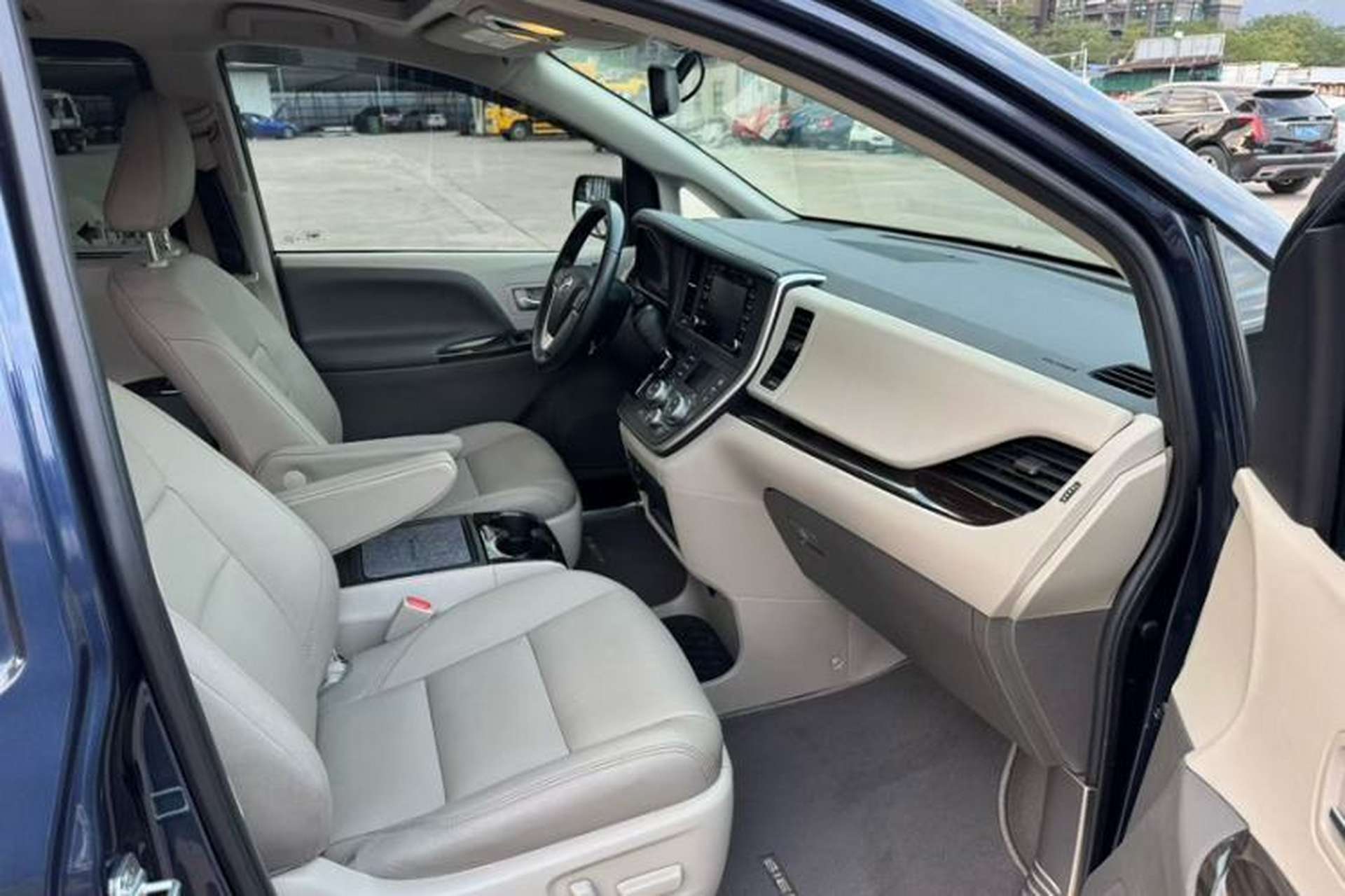 Used Toyota SIENNA 2019 3.5L Two-Wheel Drive XLE 7 Seats U.S. Specification Interior 3