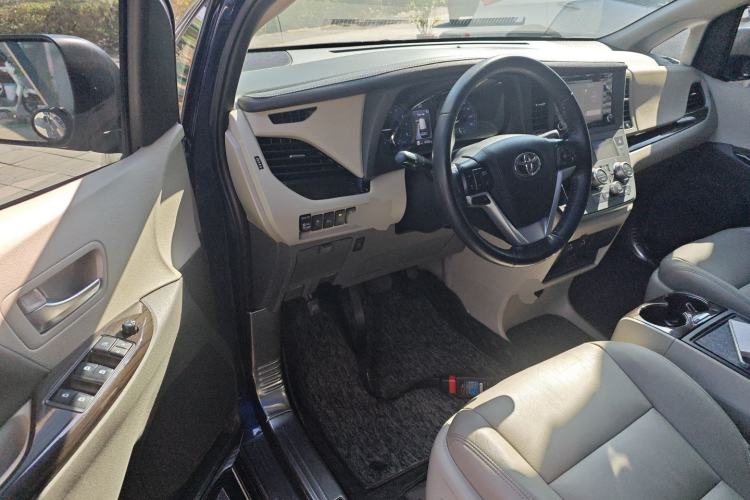 Used Toyota SIENNA 2019 3.5L Two-Wheel Drive XLE 7 Seats U.S. Specification Interior 3