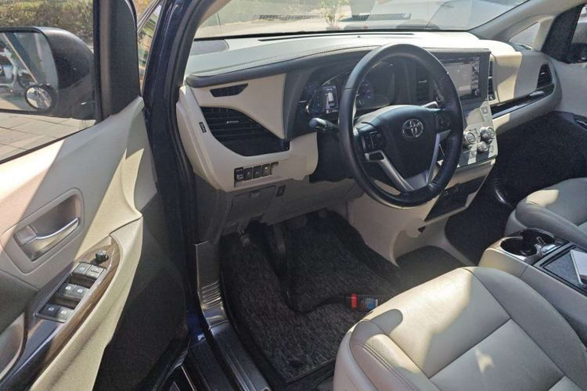 Used Toyota SIENNA 2019 3.5L Two-Wheel Drive XLE 7 Seats U.S. Specification Interior 3