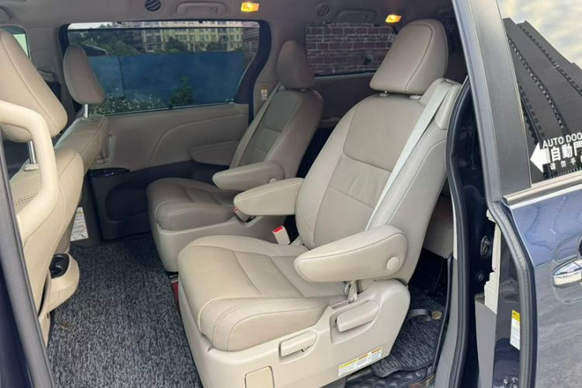 Used Toyota SIENNA 2019 3.5L Two-Wheel Drive XLE 7 Seats U.S. Specification Interior 4