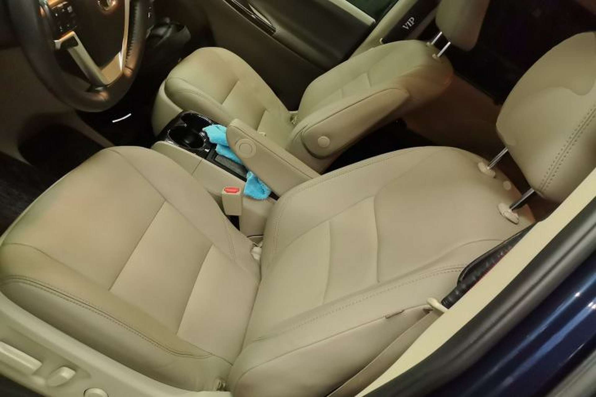 Used Toyota SIENNA 2019 3.5L Two-Wheel Drive XLE 7 Seats U.S. Specification Left Front Seat