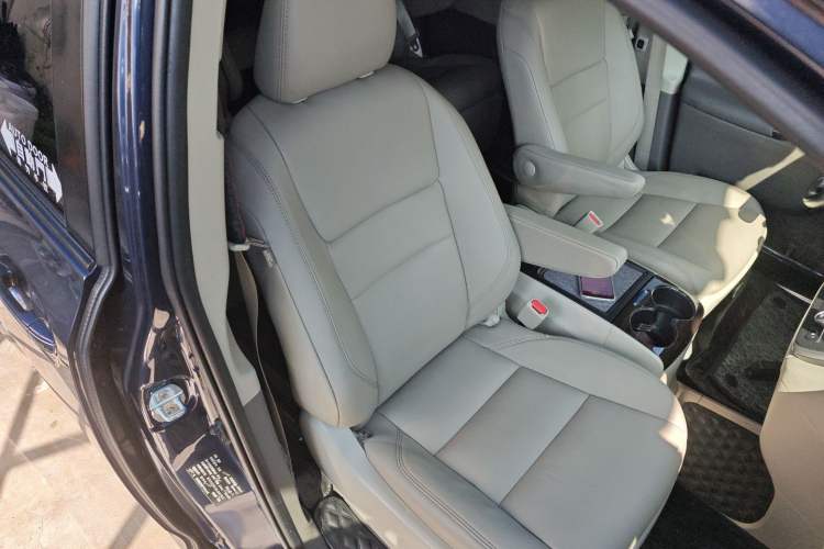 Used Toyota SIENNA 2019 3.5L Two-Wheel Drive XLE 7 Seats U.S. Specification Right Front Seat