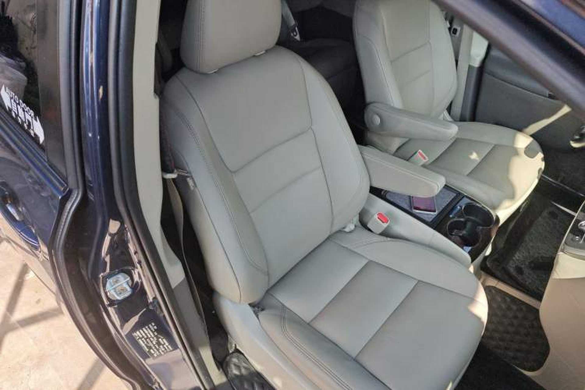 Used Toyota SIENNA 2019 3.5L Two-Wheel Drive XLE 7 Seats U.S. Specification Right Front Seat