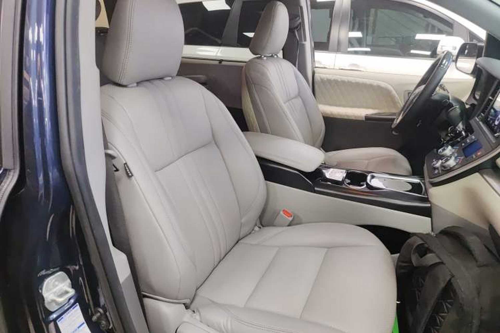 Used Toyota SIENNA 2019 3.5L Two-Wheel Drive LE Trim 7 Seats U.S. Specification Right Front Seat