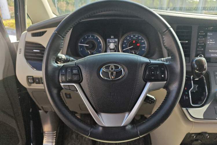 Used Toyota SIENNA 2019 3.5L Two-Wheel Drive XLE 7 Seats U.S. Specification Steering Wheel