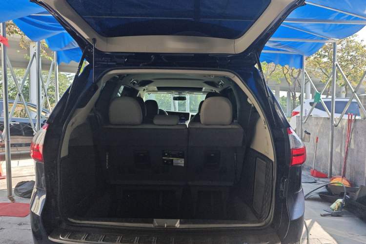 Used Toyota SIENNA 2019 3.5L Two-Wheel Drive XLE 7 Seats U.S. Specification Trunk