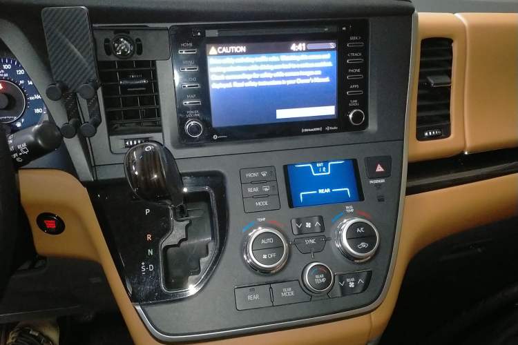 Used Toyota SIENNA 2019 3.5L Two-Wheel Drive LE Trim 7 Seats U.S. Specification Audio And AC Panel