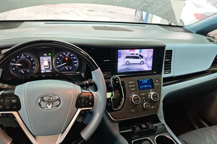 Used Toyota SIENNA 2019 3.5L Four-Wheel Drive XLE 7 Seats U.S. Specification Center Console